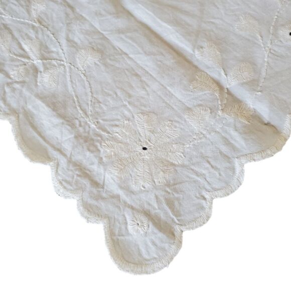 Vintage 1930s Linen Placemat or Doily, White Scalloped Floral Embroidery 23 X 15 - Picture 2 of 8